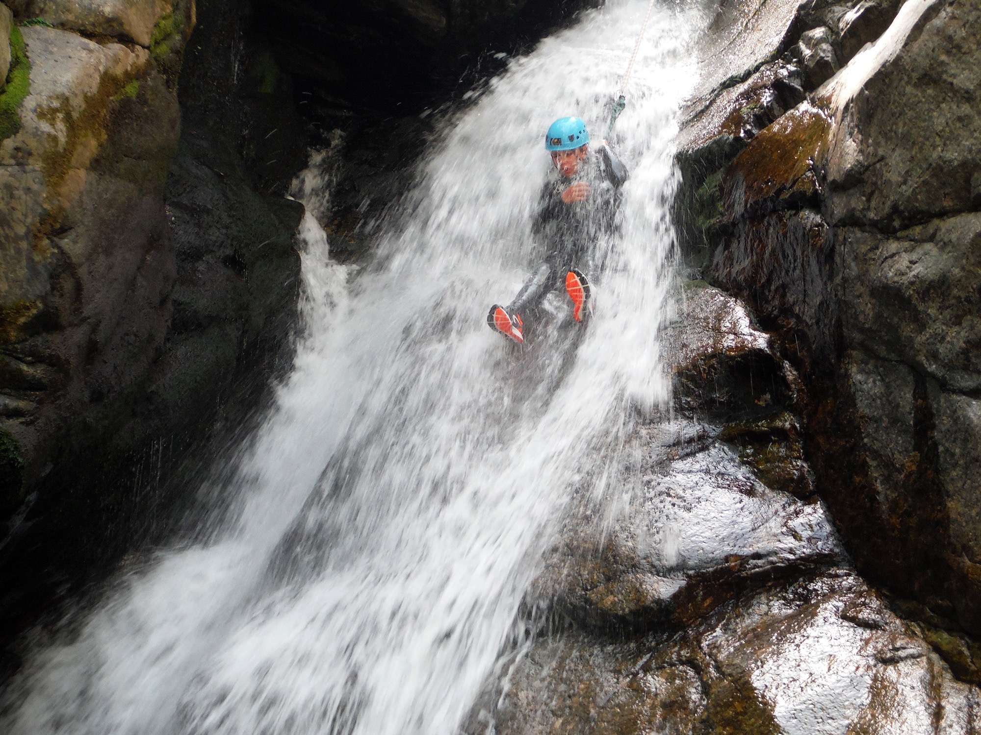 La douche au canyoning au Tapoul ! Un rappel d'anthologie dans une cascade majestueuse au Mont-Aigoual.