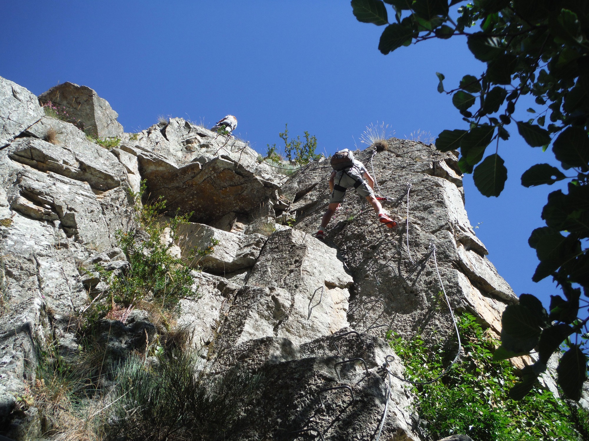 Prenez de la hauteur sur la via ferrata de Rousses ! Défiez la gravité face aux paysages grandioses des Cévennes.