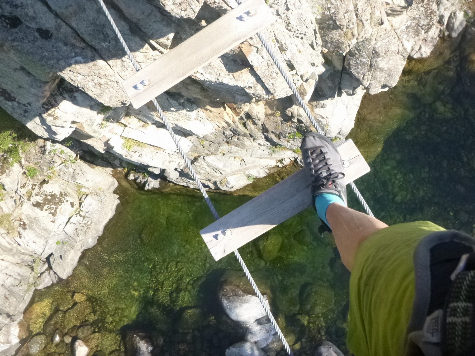 Pont de singe vertigineux sur la via ferrata de Rousses en Lozère. L'aventure vous attend au-dessus de la Dourbie.