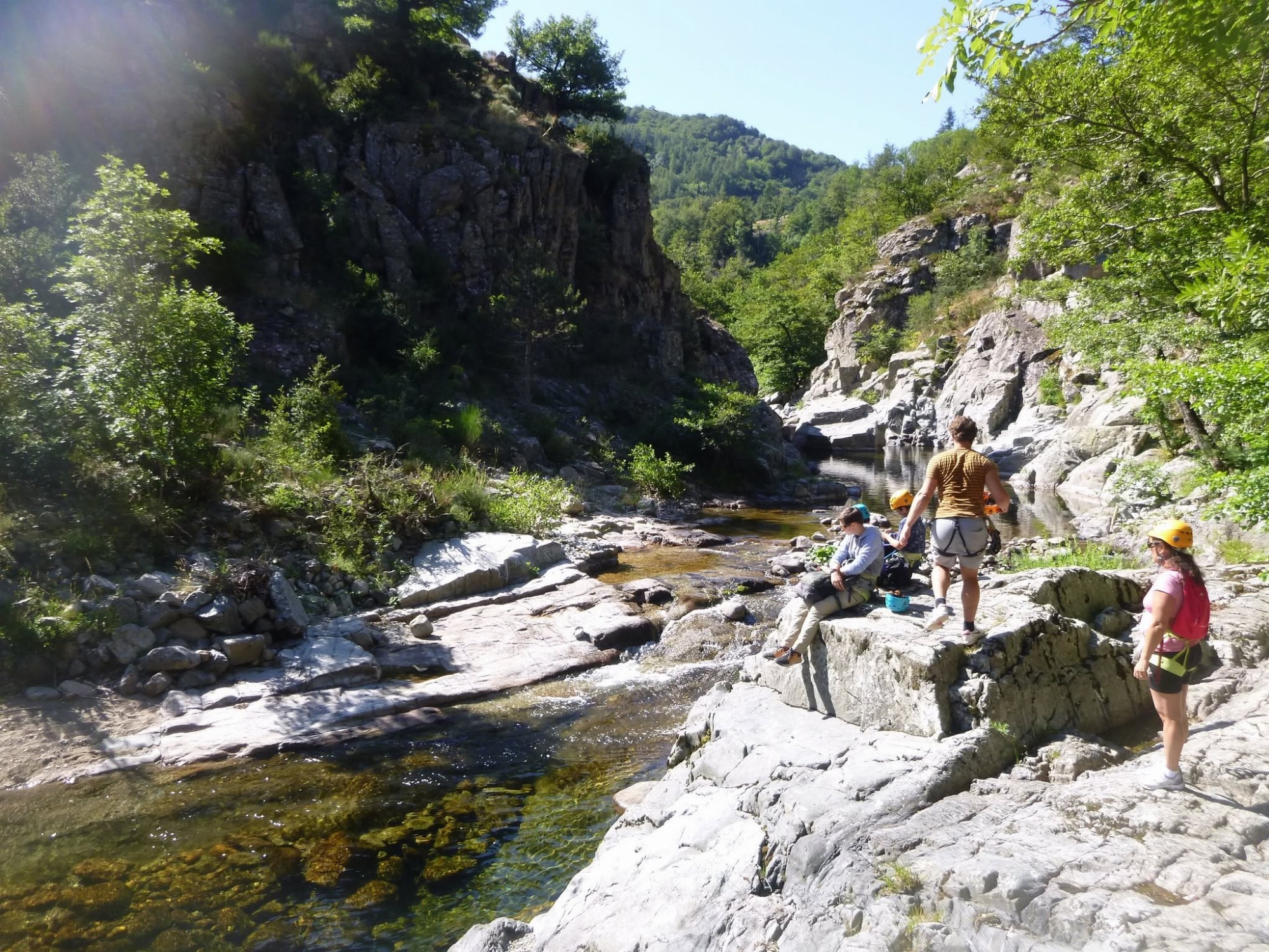 Via ferrata de Rousses : une pause bien méritée dans la Dourbie pour savourer l'instant présent au cœur des Cévennes.