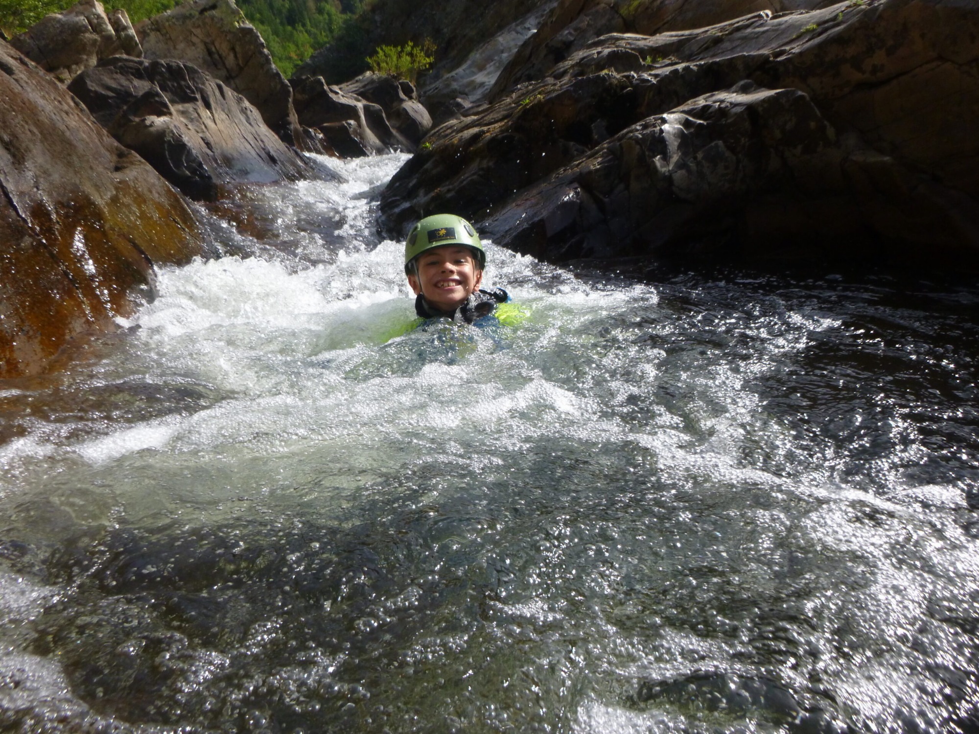 La Dourbie pétille ! Rires et fraîcheur garantis dans les rapides pour une rando-aqua ludique au cœur des Cévennes.