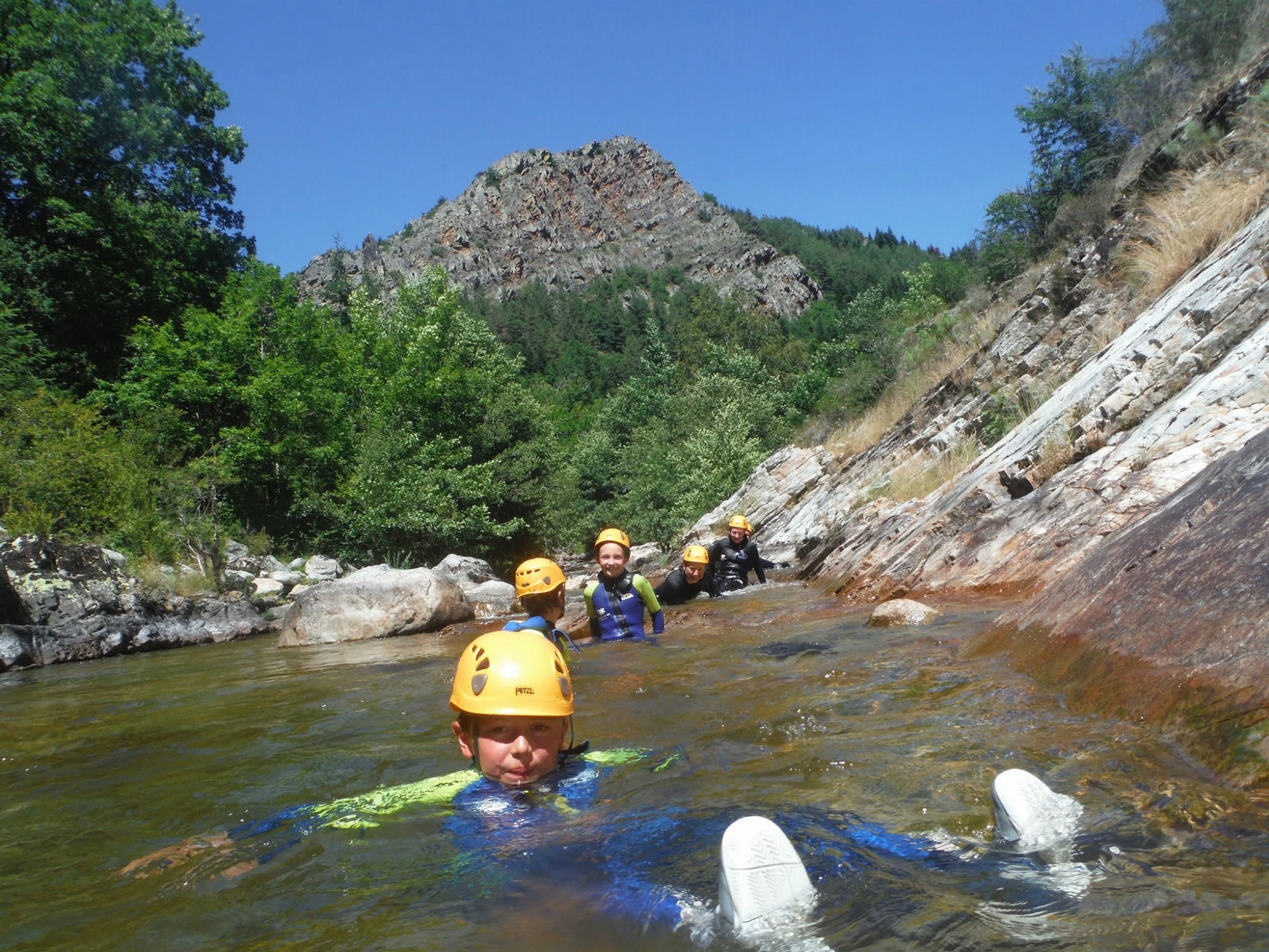 Laissez-vous descendre en douceur dans l'eau cristaline de la Dourbie.
