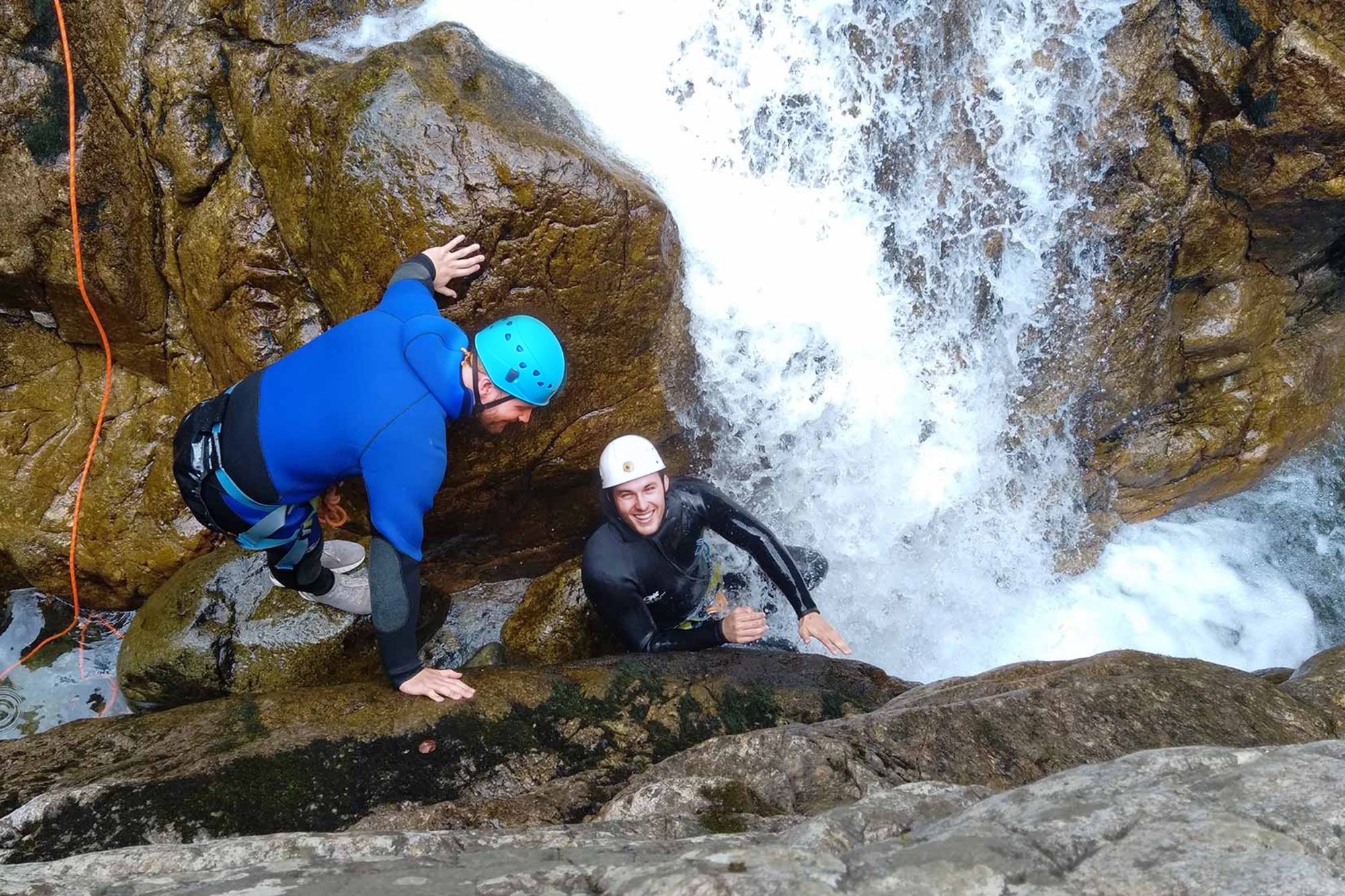 Passage dans une cascade au Canyon du Tapoul