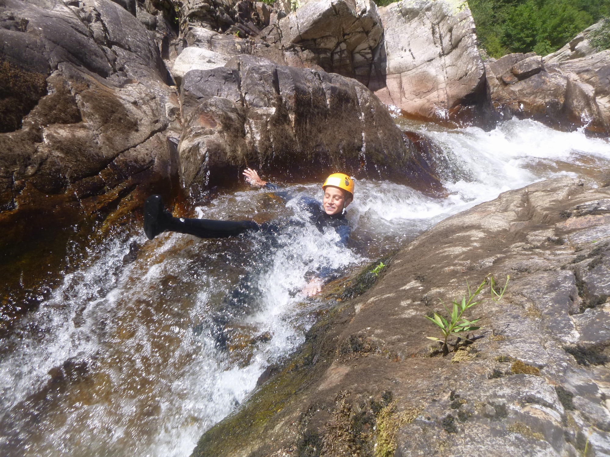 Descente de tobogan dans la Dourbie en rando aqua