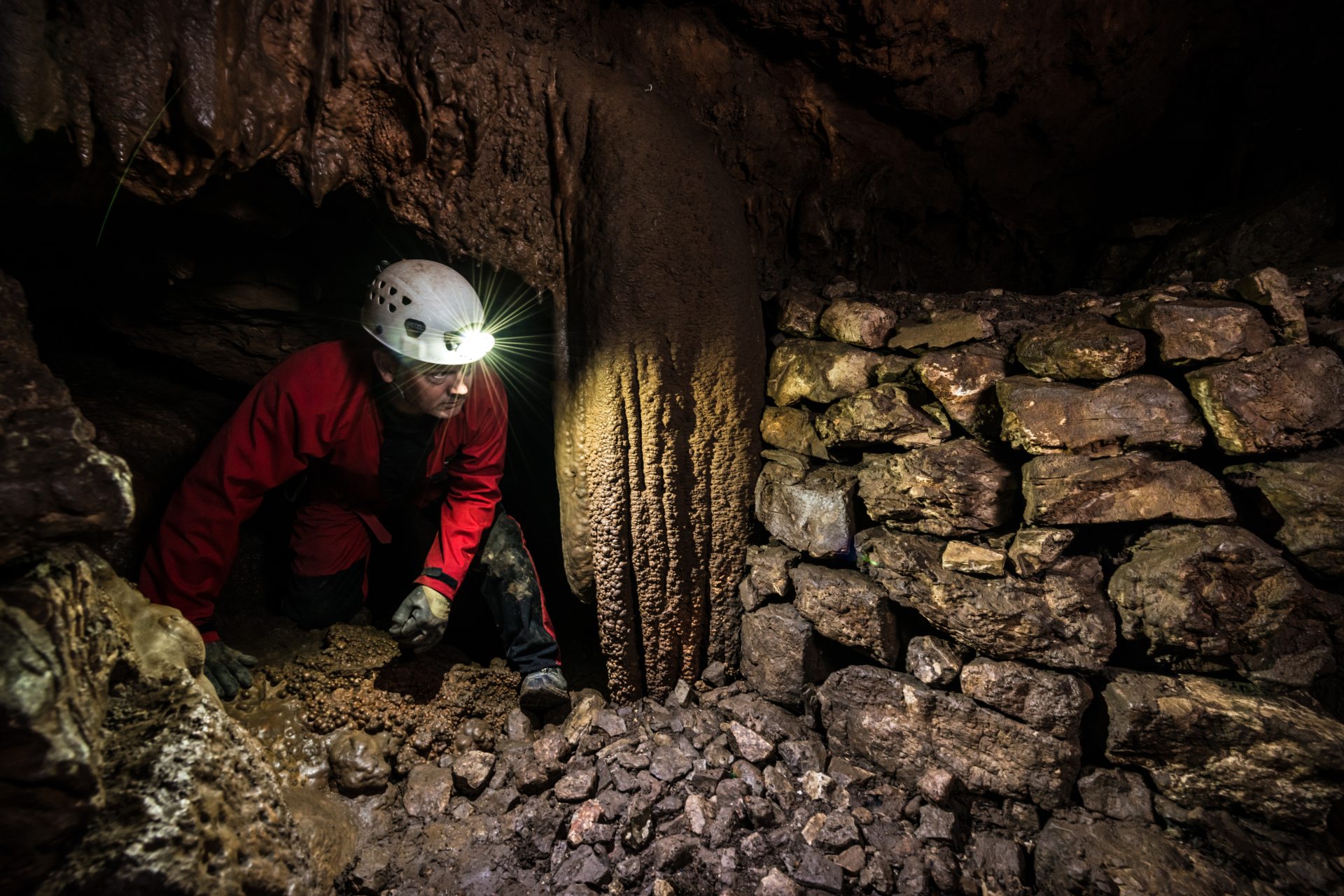 Philippe Galant dans une grotte