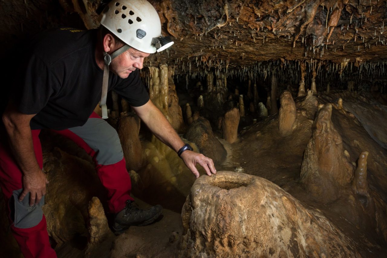 Philippe Galant dans une grotte