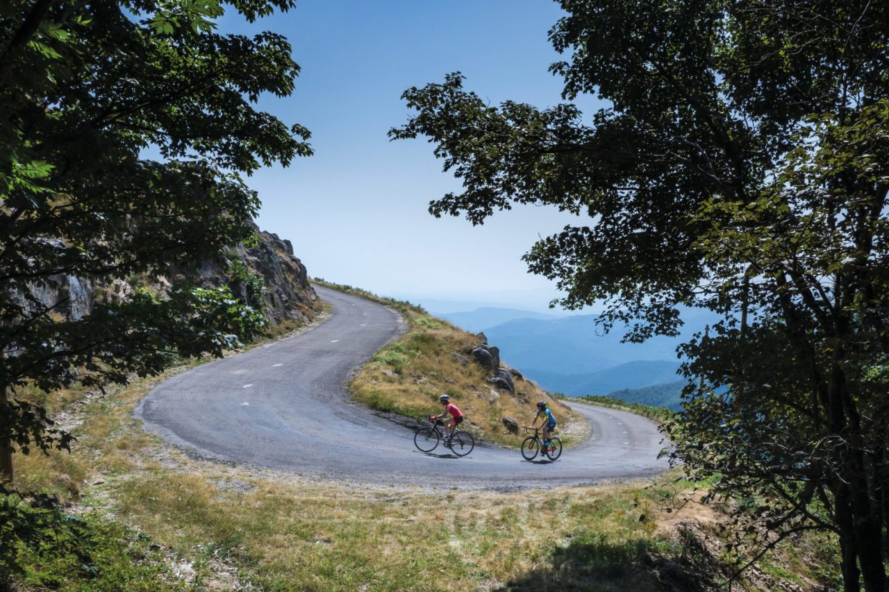 Cyclotouriste au col de la Lusette