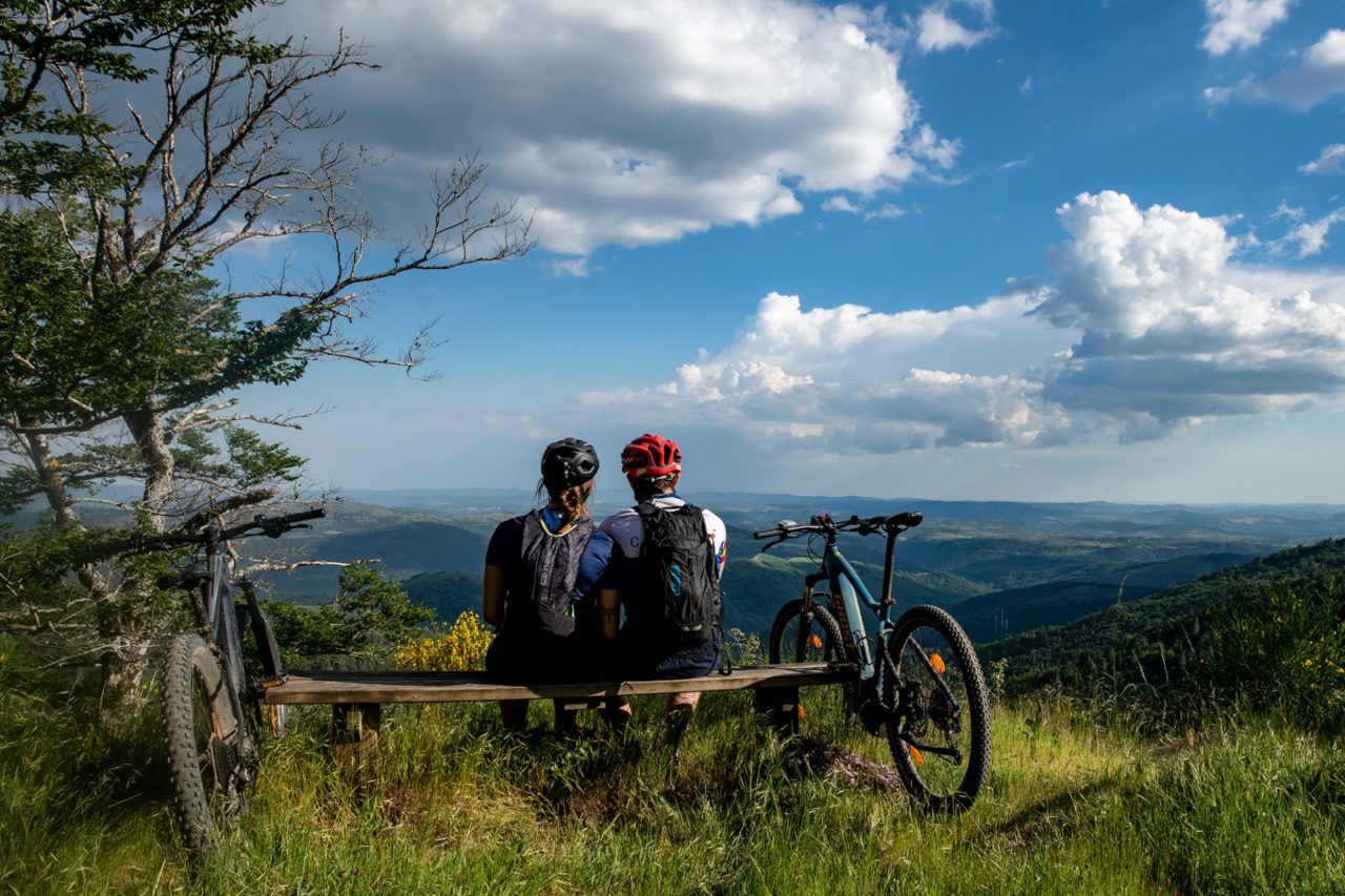 Assis sur un banc avec les vtt contemplation du panorama de l'Aigoual