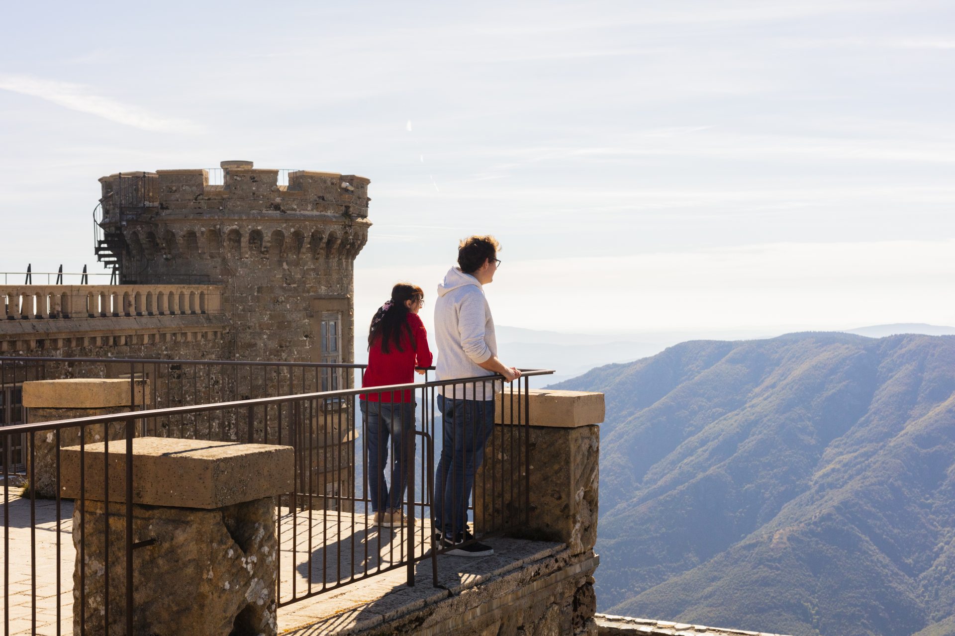 Deux personnes observe le paysage depuis la tour de l'Aigoual