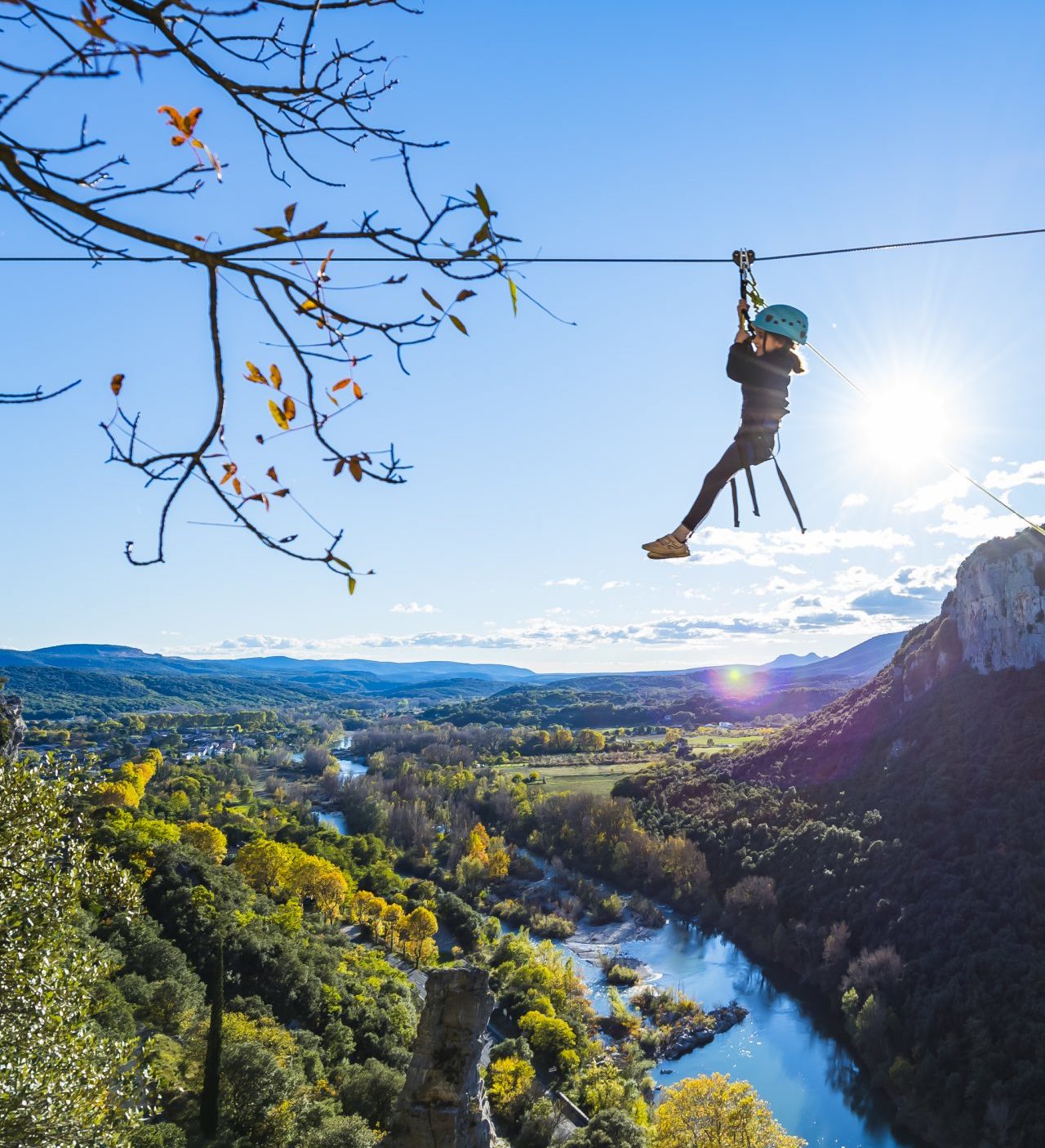 Tyrolienne sur la Via Ferrata du Thaurac dans les Cévennes