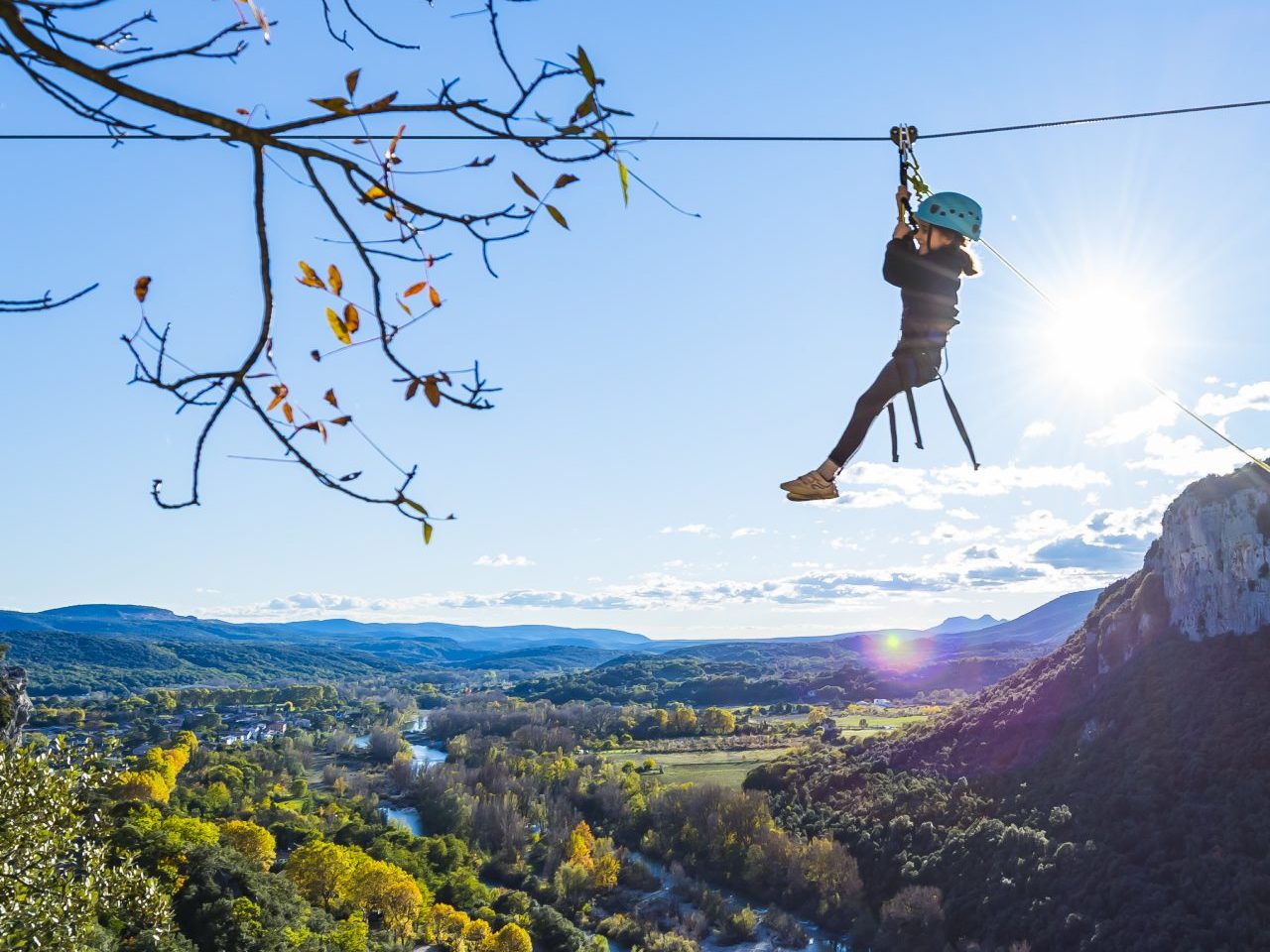 Tyrolienne sur la Via Ferrata du Thaurac dans les Cévennes