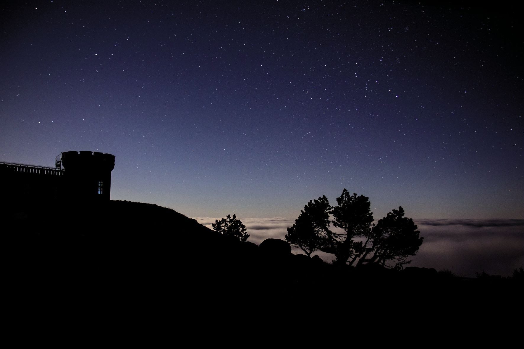Ciel étoilé depuis le mont Aigoual dans le Parc national des Cévennes