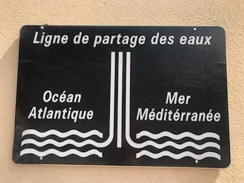 Ligne de partage des eaux au Col de la Serreyrède