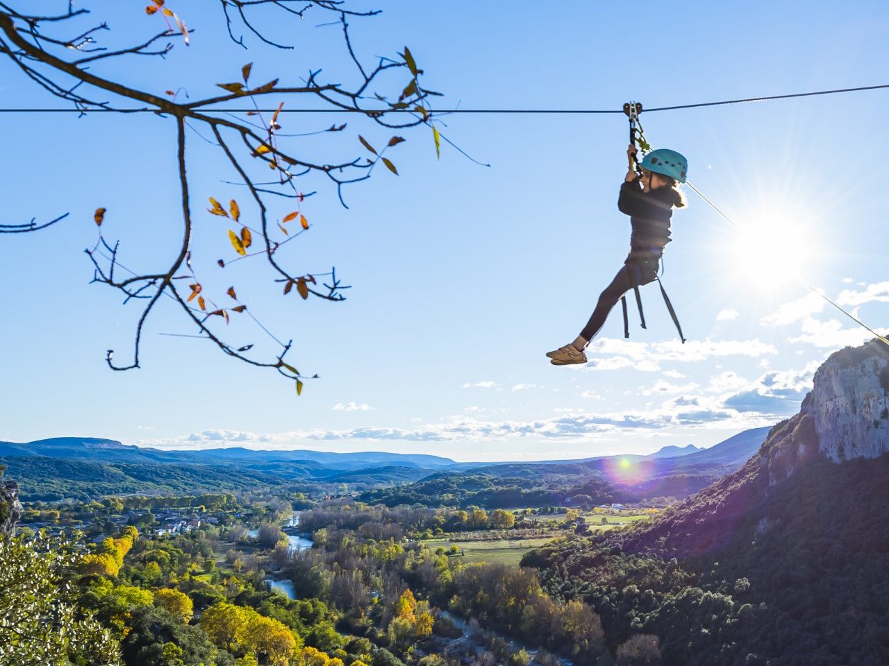 Tyrolienne sur la Via Ferrata du Thaurac dans les Cévennes